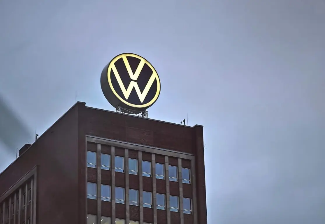 VW streicht bis zu 100.000 Stellen. Das unterschätzte Sicherheitsproblem dabei bleibt unbeachtet.