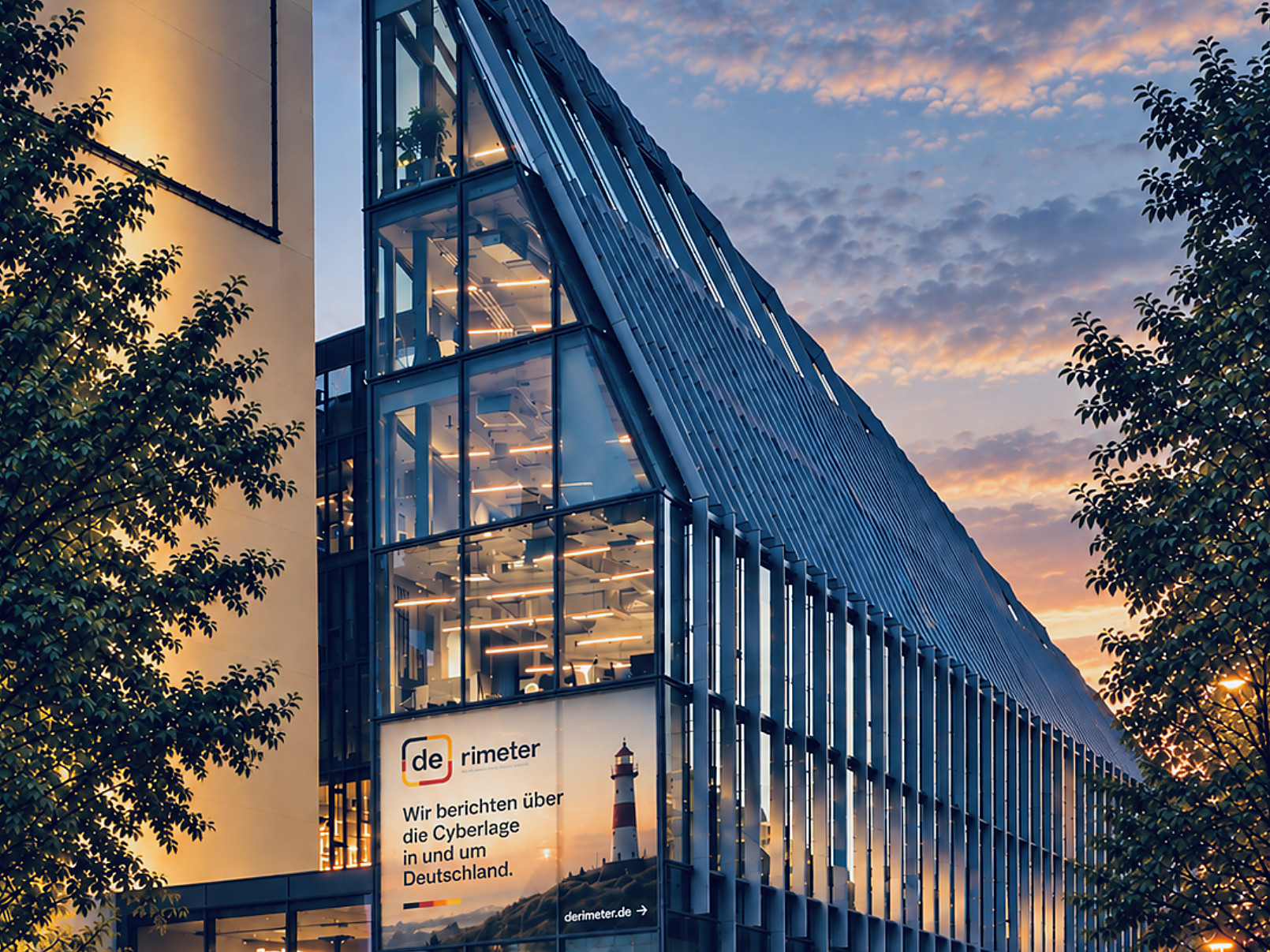 Das derimeter Verlagsgebäude in Berlin am Abend, mit dem Banner „Wir berichten über die Cyberlage in und um Deutschland.“